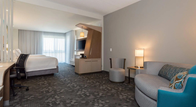 Четырёхместный люкс c 1 комнатой Courtyard By Marriott Fayetteville Fort Bragg Spring Lake