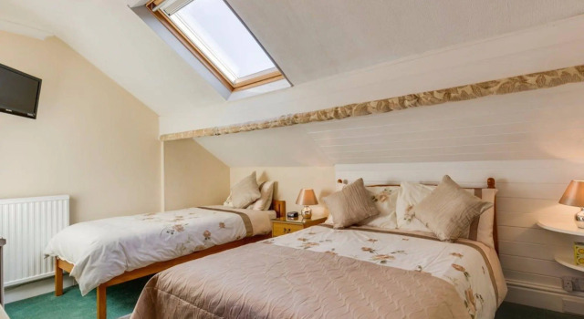 Lindisfarne House - Guest house, Забронировать Гостевой дом Отели в центре Уиндермир, в центре, Завтраки, Парковка