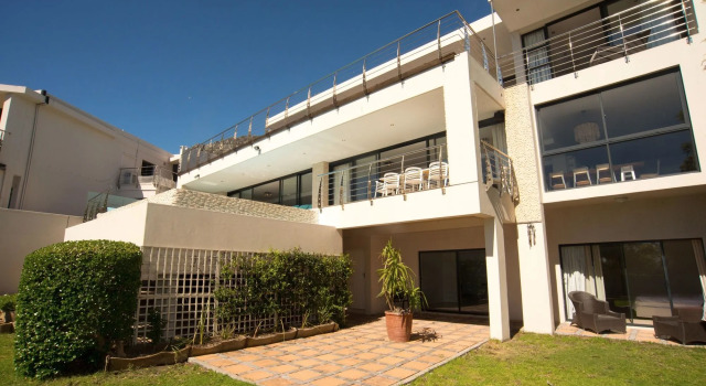 Blue Emerald Villa - Heated Pool, Забронировать Вилла Отели Кейптауна 4 звезды, 4*