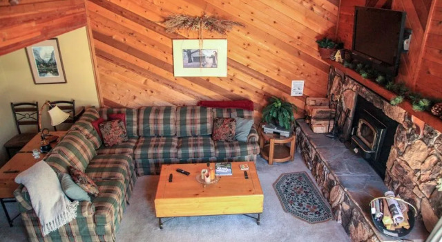 Snowflower 81 Mountain Rustic with Great Complex Amenities, On The Shuttle Route by RedAwning, Забронировать Апартаменты/квартира Отели Маммот-Лейкс с бассейном, рядом с Поле для гольфа Snowcreek, Бассейн