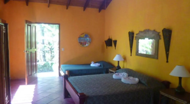 Кровать в общем номере La Palapa Ecolodge