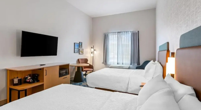 Четырёхместный номер Standard Hampton Inn St Ignace Lakefront Mackinac