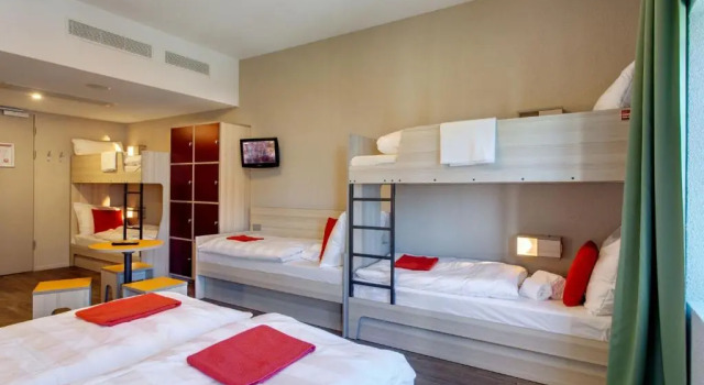 Кровать в общем номере MEININGER Hotel Amsterdam City West