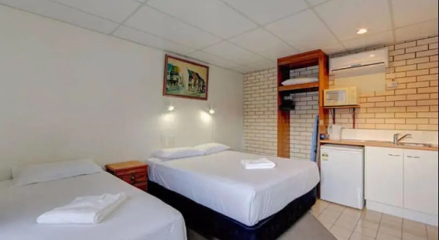 Кровать в общем номере Chalet Motor Inn
