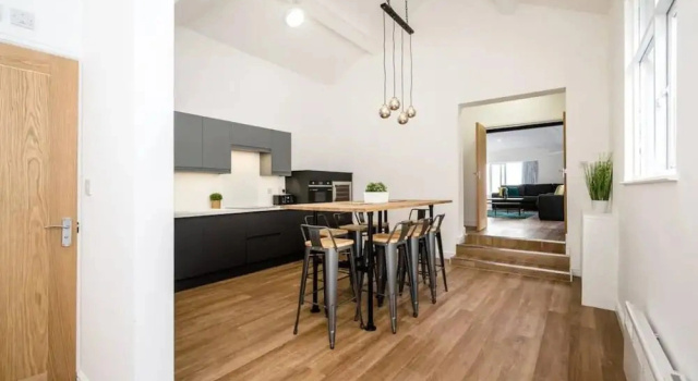 Коттедж Host Apartments Wood St Nightlife Apt
