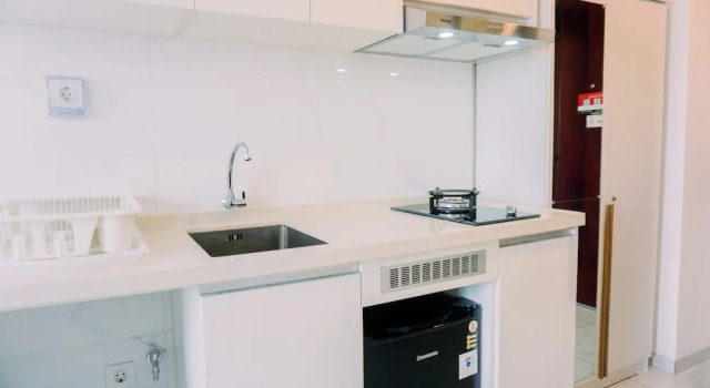 Студия Warm And Simply Studio Room Sky House Alam Sutera Apartment