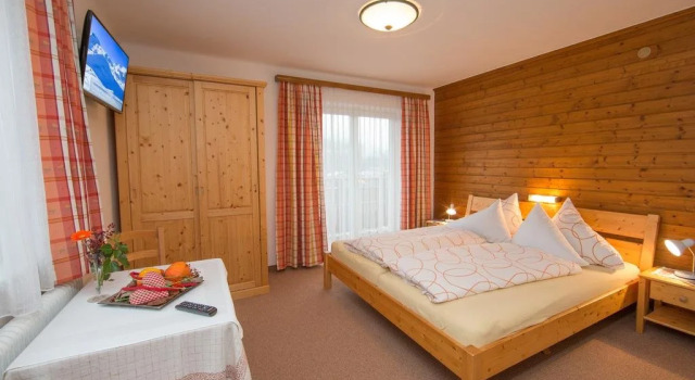 Gästehaus Hölzl, Rezerwuj Hotel Hotele w Salzburg z parkingiem, Parking