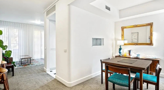 Modern East Melbourne 2-bed Apartment With Parking, Забронировать Апартаменты/квартира Мельбурн Melbourne Region, рядом с Fire Services Museum of Victoria