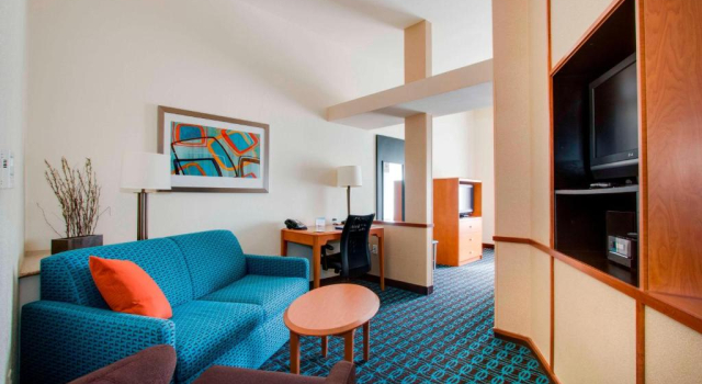Номер Executive Fairfield Inn & Suites by Marriott Clermont