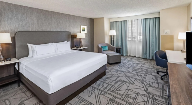 Двухместный номер MINI-FRIDGE DoubleTree by Hilton Tulsa Downtown
