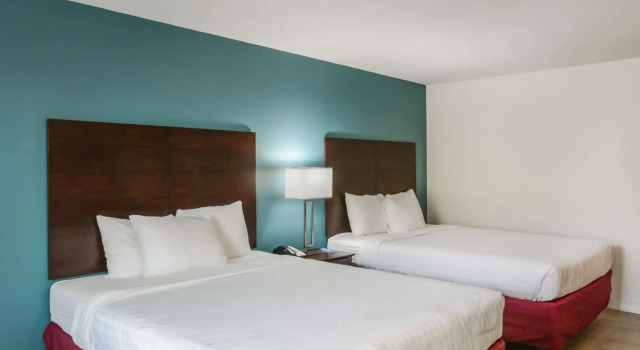 Четырёхместный номер Standard Rodeway Inn Milford