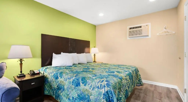 Четырёхместный номер Standard Commander Beach House Hotel