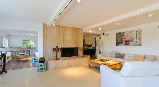 LA128 2 Bedroom Apartment By Senstay