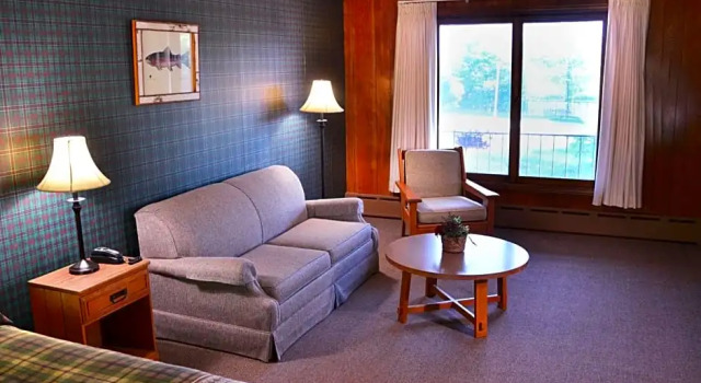Четырёхместный номер Deluxe Birchwood Inn