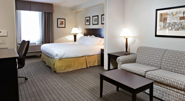Двухместный номер Standard Holiday Inn Express and Suites Kincardine