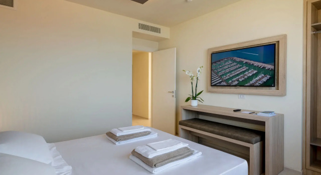 Palace Lido Hotel & Suites