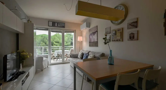 Апартаменты Scenic and Refined Retreat Apartment With Balcony