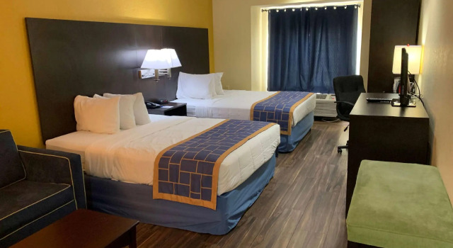 Четырёхместный люкс Days Inn & Suites by Wyndham Tampa/Raymond James Stadium
