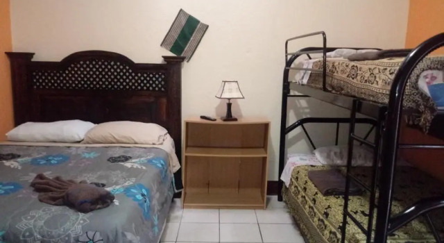 Hospedaje El Viajero Antigua, Book Hostel Hotels in Zacatepeques with Parking, Parking
