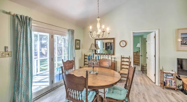 Oak Island Home w/ Yard < 1 Mi to the Beach!, Забронировать Дом для отпуска Виллы Острова Оук, рядом с Пирс Ocean Crest, Вилла