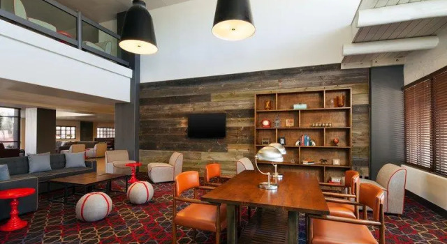 Кровать в общем номере Four Points by Sheraton Phoenix South Mountain