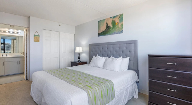 Deluxe Ocean and City View Waikiki Banyan Condo, Free Parking & Wi-Fi