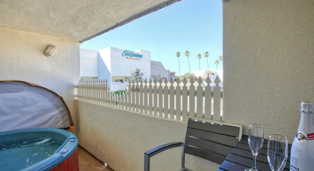 Четырёхместный номер Standard с балконом и с видом на город SeaVenture Beach Hotel