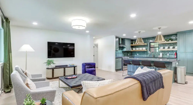 1 Mi to University of Arkansas: Home w/ Large Yard, Забронировать Дом для отпуска Отели Northwest Arkansas с парковкой, Парковка