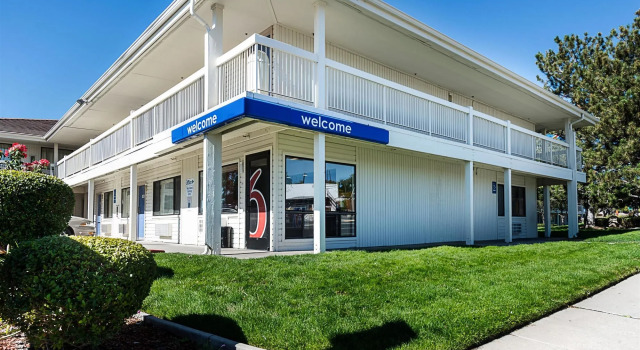 Motel 6-Sparks, NV - Airport - Sparks, Забронировать Мотель Отели Рино с бассейном, Бассейн