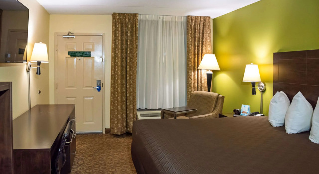 Двухместный номер Standard Rodeway Inn & Suites Clarksville near Governors Square Mall