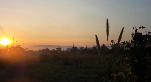 Heun Baan Rong Khun Resort, Забронировать Курортный отель Бан-Mae-Кон провинция Чианграй, рядом с Ват Ронг Кхун - Белый храм