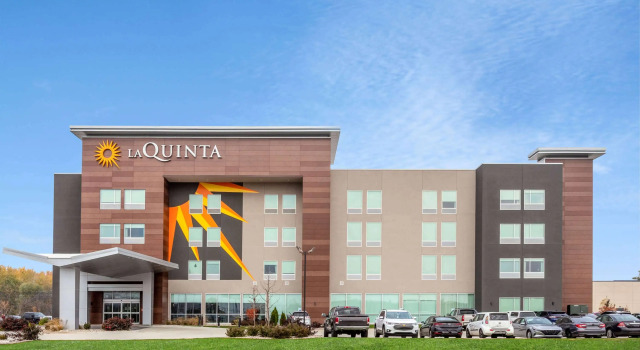 La Quinta Inn & Suites by Wyndham Shorewood, Reserva ahora Hotel  