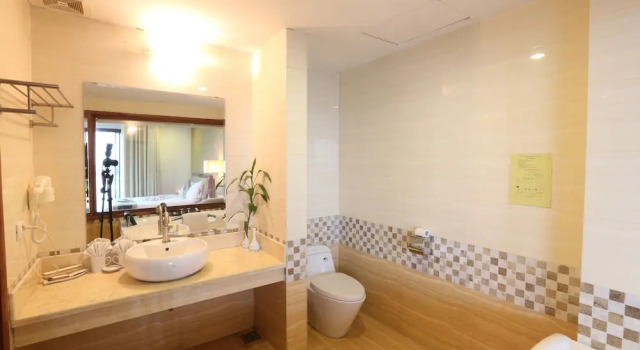 Люкс с видом на озеро Sunset Westlake Hanoi Hotel
