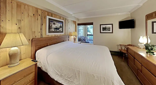 2 Bedroom Condo Just Steps Away From Summer Recreational Activities by RedAwning, Varaa Huoneisto Mammoth Lakes Mammoth