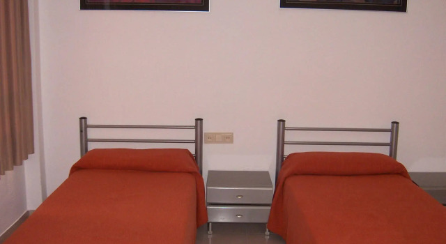 Albergue Inturjoven Almeria, Забронировать Хостел Отели Альмерия с парковкой, рядом с Церковь Святого Себастьяна, Парковка