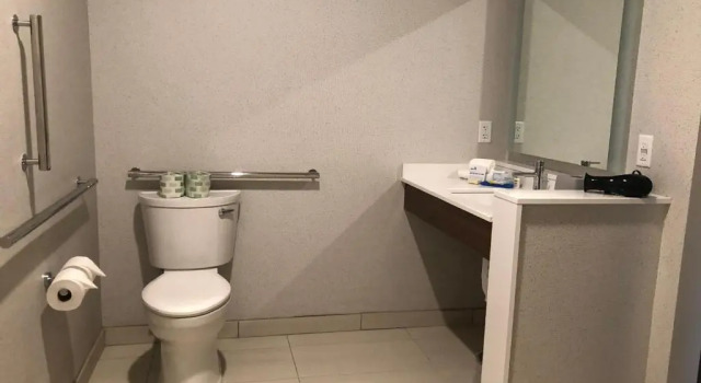 Четырёхместный номер Standard Holiday Inn Express & Suites - Madison West - Middleton by IHG