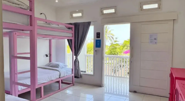Кровать в общем номере (женский номер) Mad Monkey Kuta Lombok - Hostel