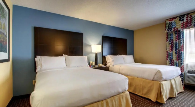 Четырёхместный номер Standard Holiday Inn Express Hotel Fort Campbell-Oak Grove by IHG
