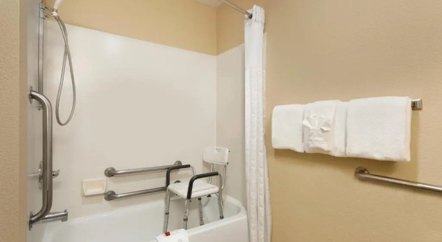 Двухместный номер Accessible Baymont by Wyndham Salina