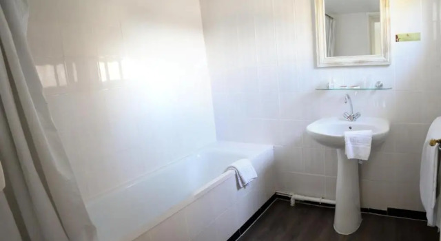 Трёхместный номер Standard Logis Hôtel Louise de Savoie