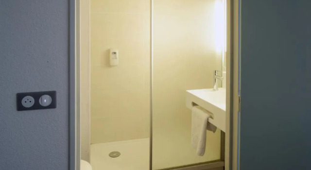Трёхместный номер Standard B&B HOTEL Angoulême