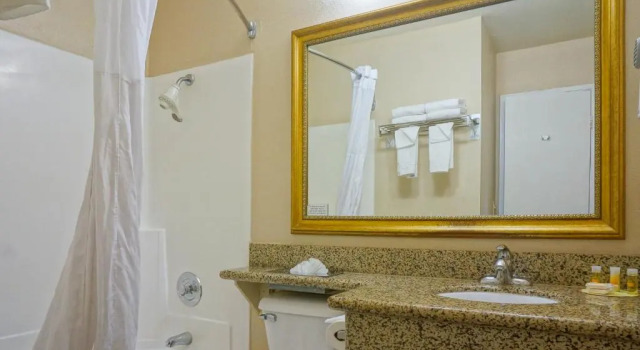 Четырёхместная студия люкс Days Inn by Wyndham Mission Valley-SDSU
