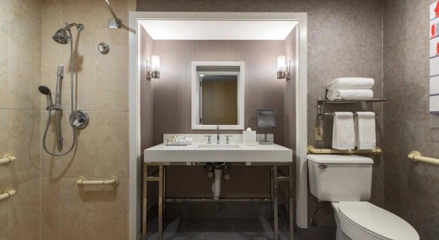 Четырёхместный клубный номер Standard Renaissance Chicago Downtown Hotel