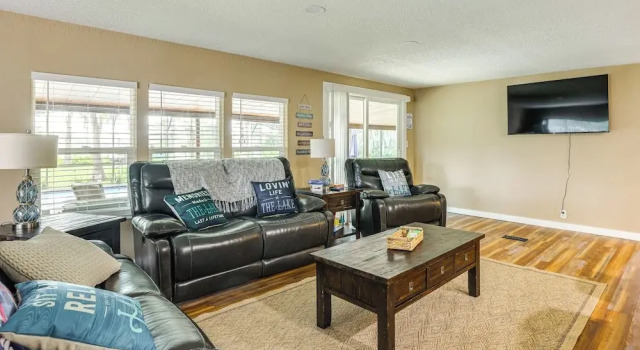 Lakefront Home w/ Hot Tub & Dock in Orlando!, 예약 호텔 올랜도 키시미