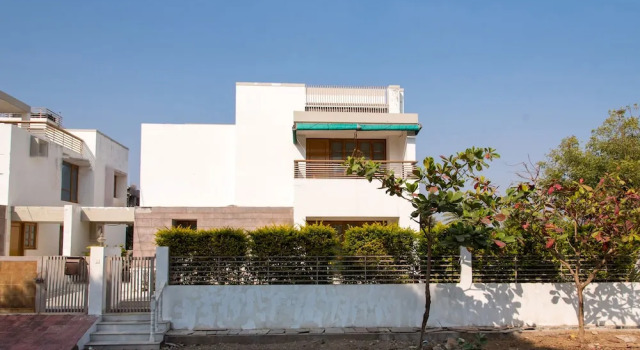 OYO 10412 Home Exotic 4BHK Villa Govardhan Vilas, Забронировать Вилла Отели штата Раджастхана с парковкой, Парковка