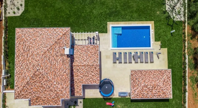 Villa Nikolas, Đặt Biệt thự Nhà tranh ở Perci, Nhà tranh