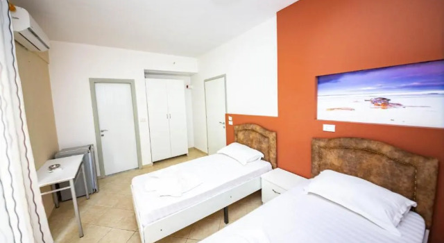 Четырёхместный номер Standard с балконом Ideal ApartHotel Saranda