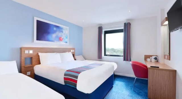 Номер Standard Travelodge Milton Keynes The Hub Hotel