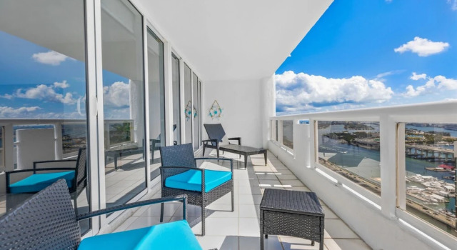 Апартаменты с 2 комнатами с балконом и с видом на залив Chic Bayfront Condo With Stunning View