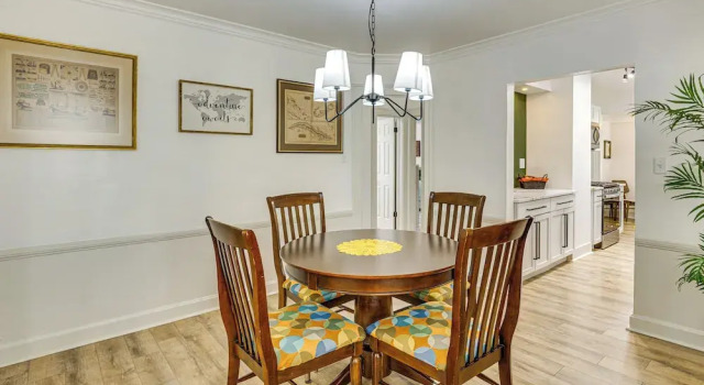 Private Porch! Charming Stay 6 Mi to Arrowhead, Reservar Casa de férias Kansas City (Missouri) Kansas